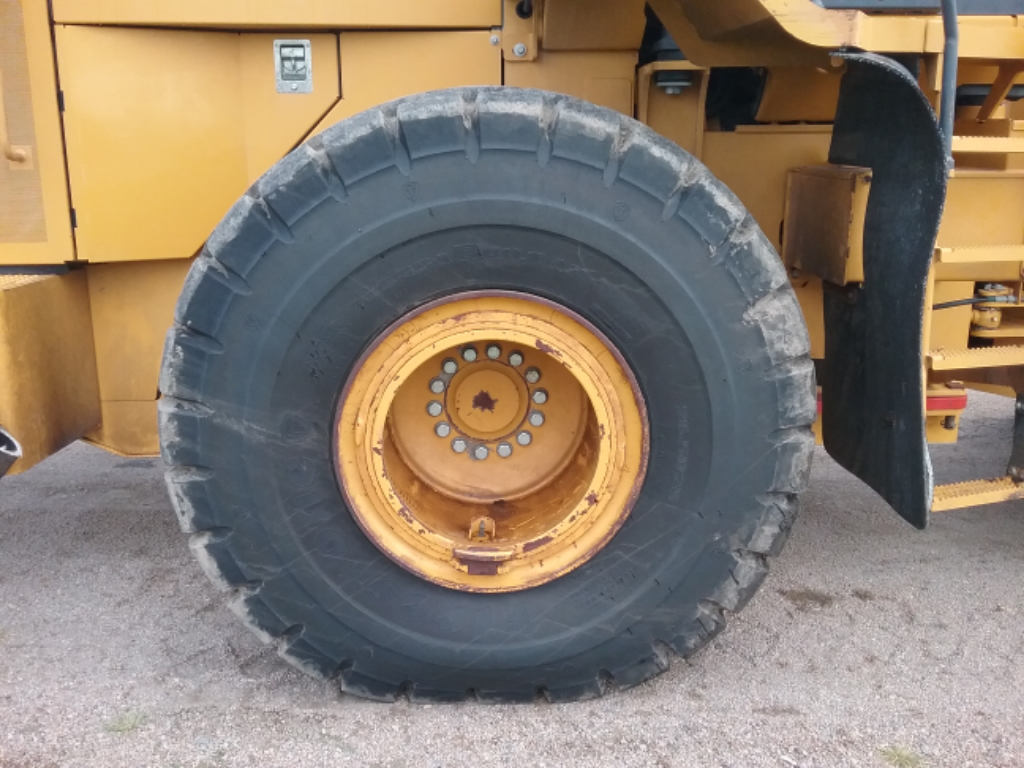 2020 John Deere 744L Image 13