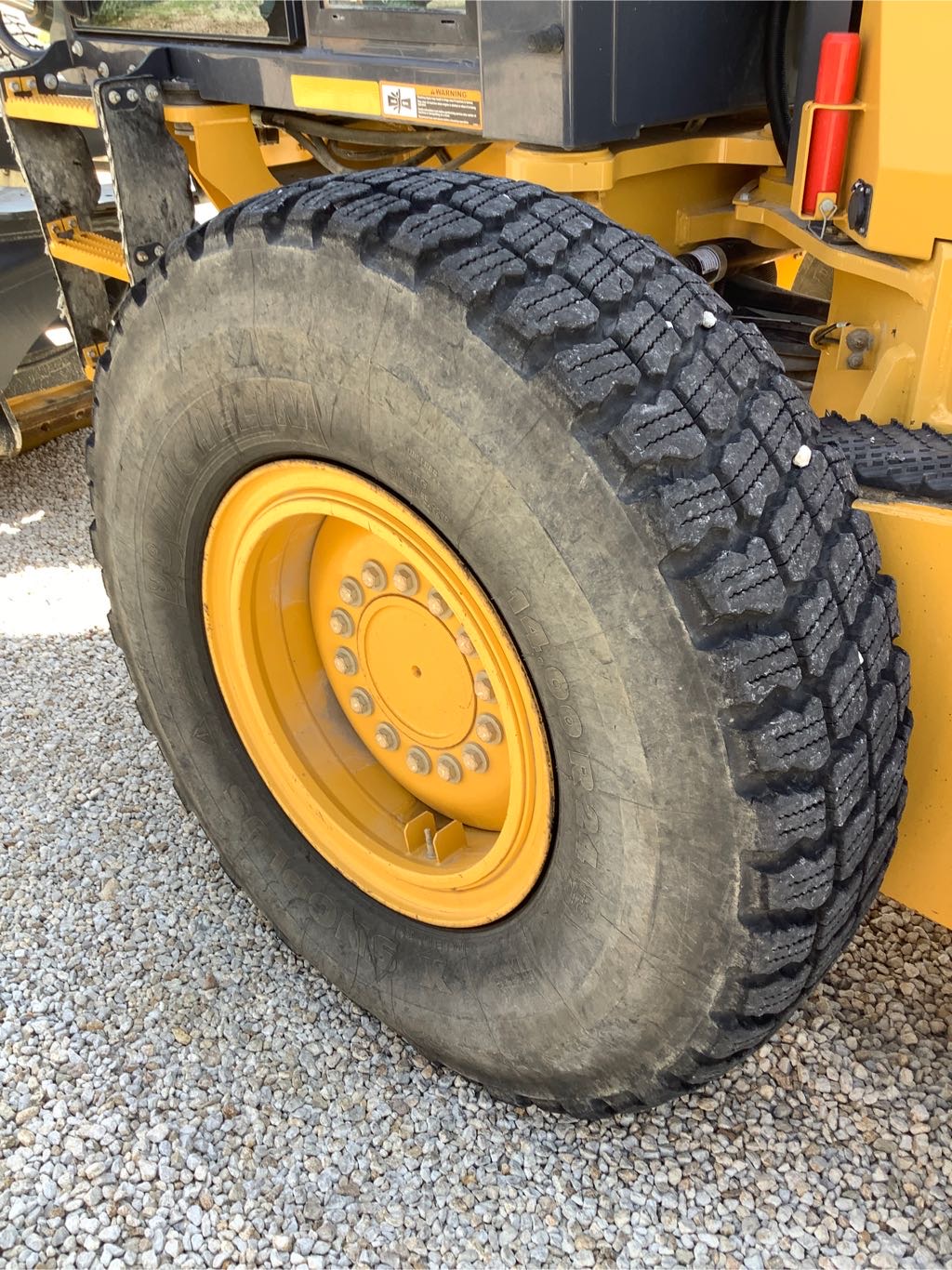 2018 John Deere 672G Image 14