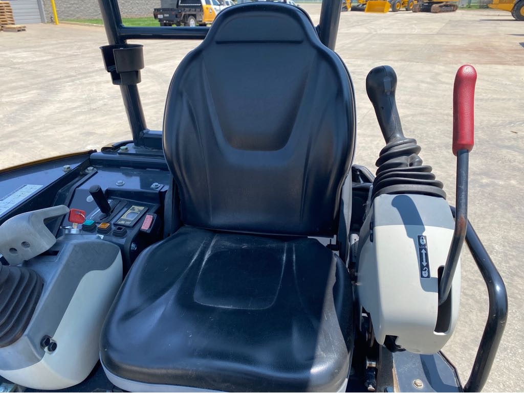 2017 John Deere 26G Image 12