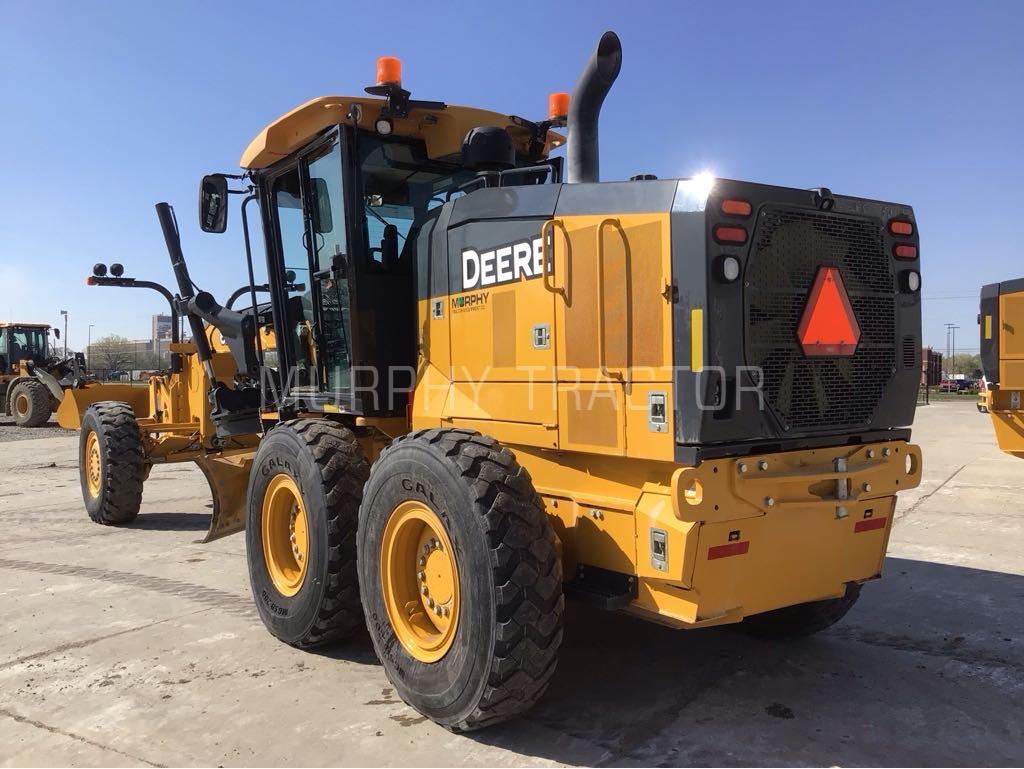 2017 John Deere 672G Image 4