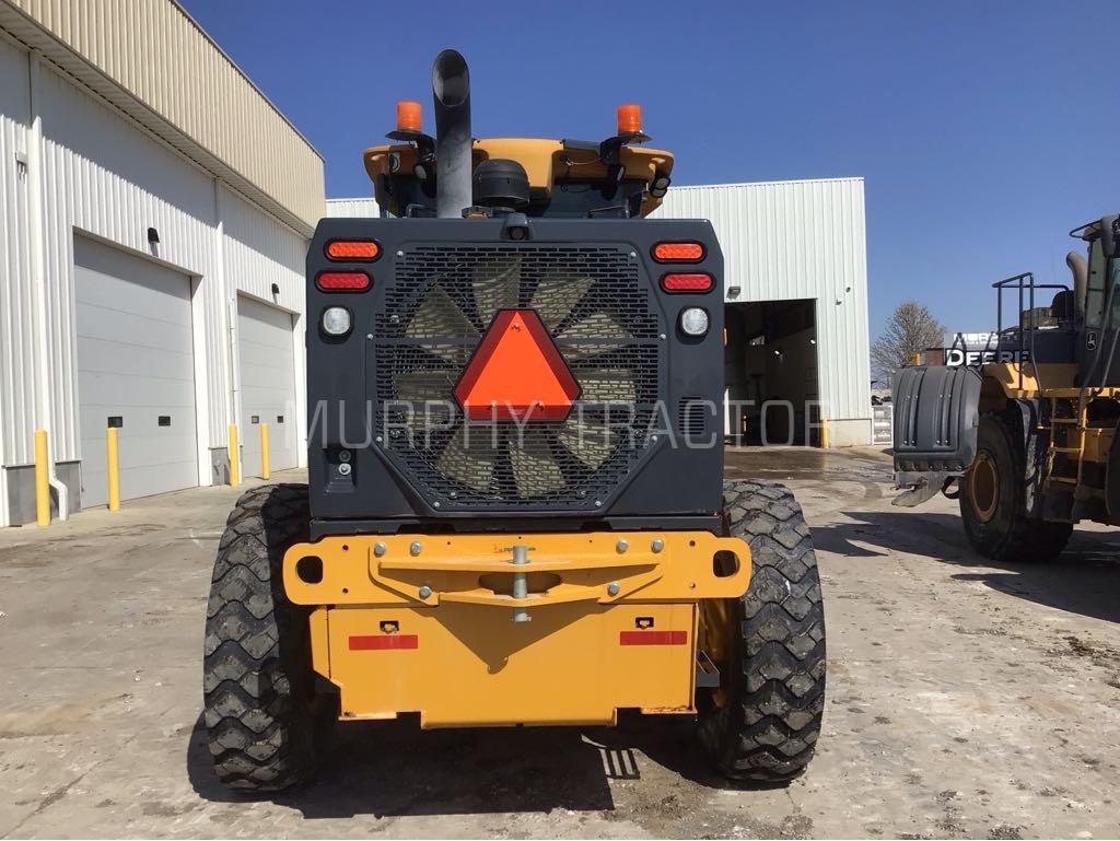 2017 John Deere 672G Image 5