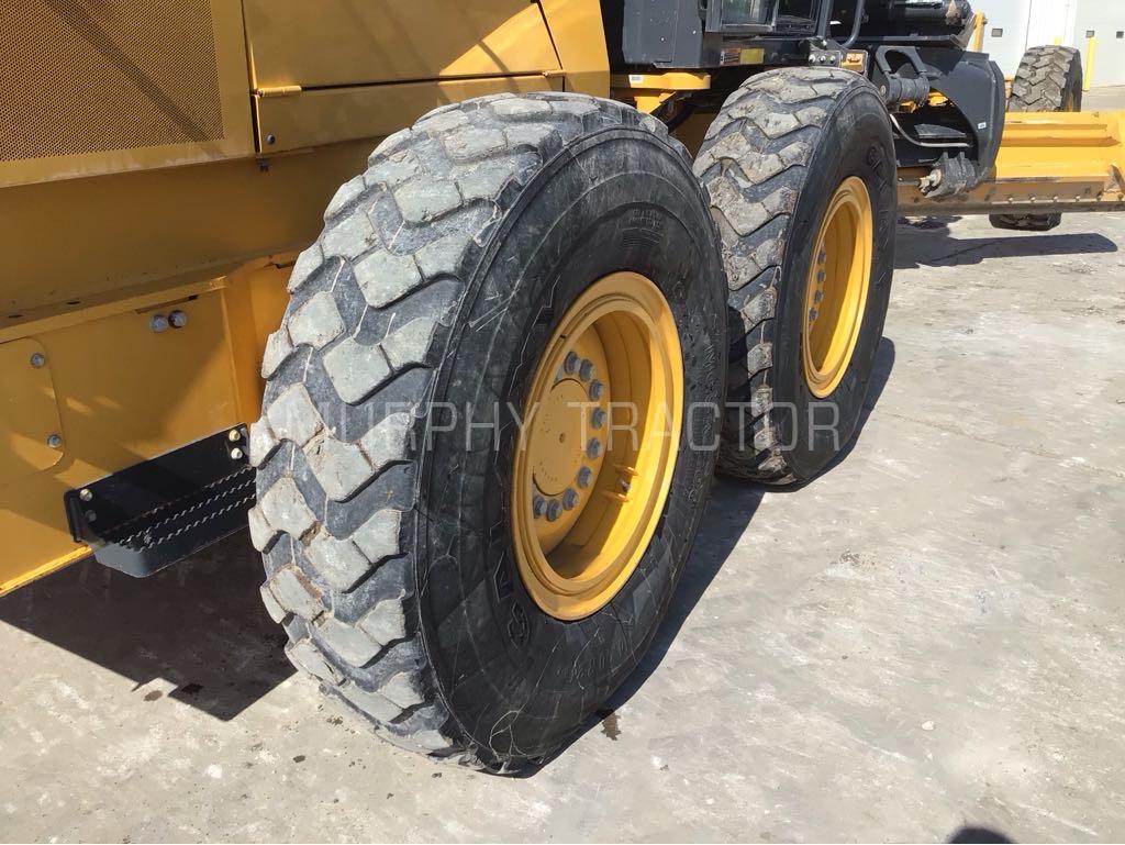 2017 John Deere 672G Image 16