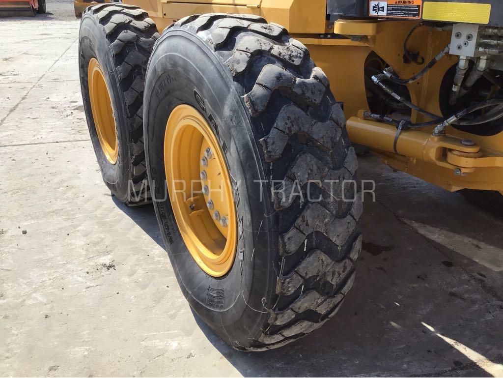 2017 John Deere 672G Image 17