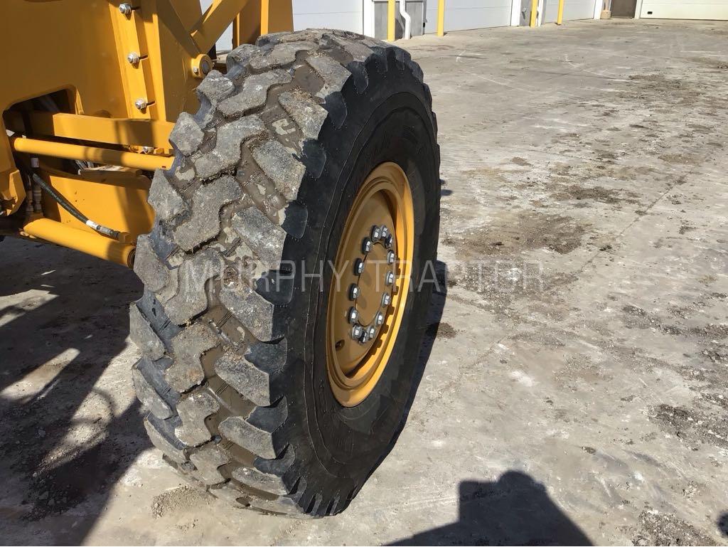 2017 John Deere 672G Image 18