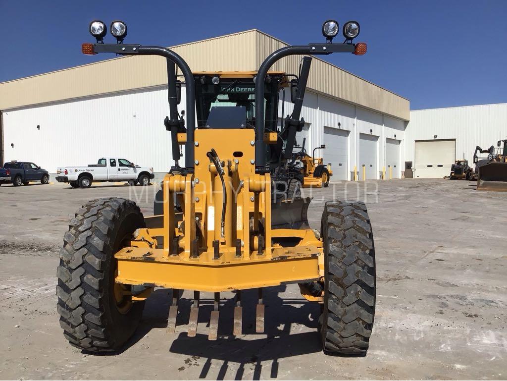 2017 John Deere 672G Image 9