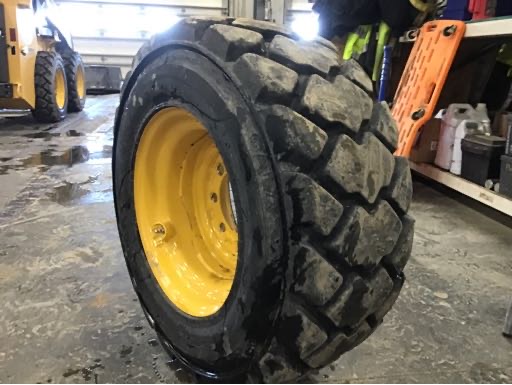 2024 Galaxy 324G Tires and Wheels Image 3