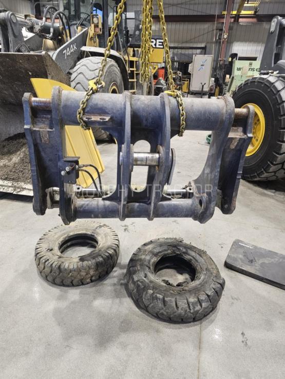John Deere 524 P HI VIS Coupler — 555 51237.15576