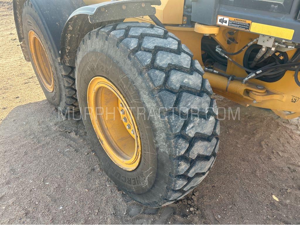 2019 John Deere 672G Image 17