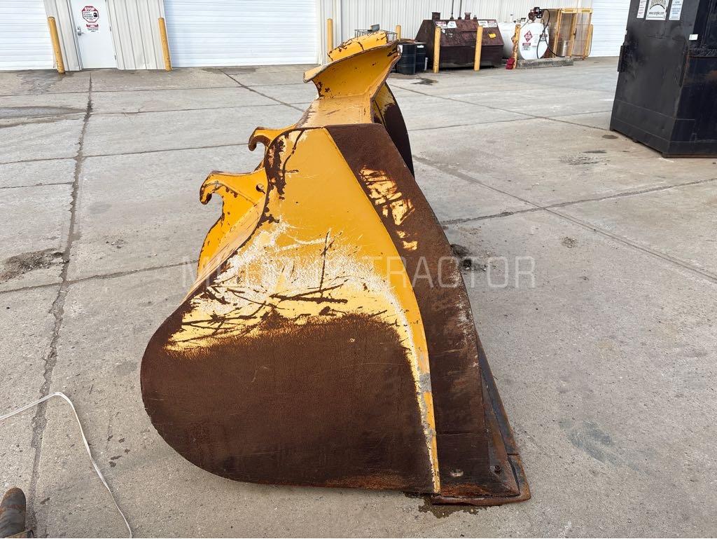 John Deere 444-624 3.5 CY HiVis Coupler  Bucket Image 4