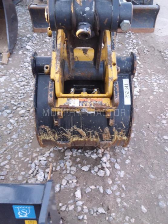 John Deere 18″ CEX Bucket — 555 54060.15576