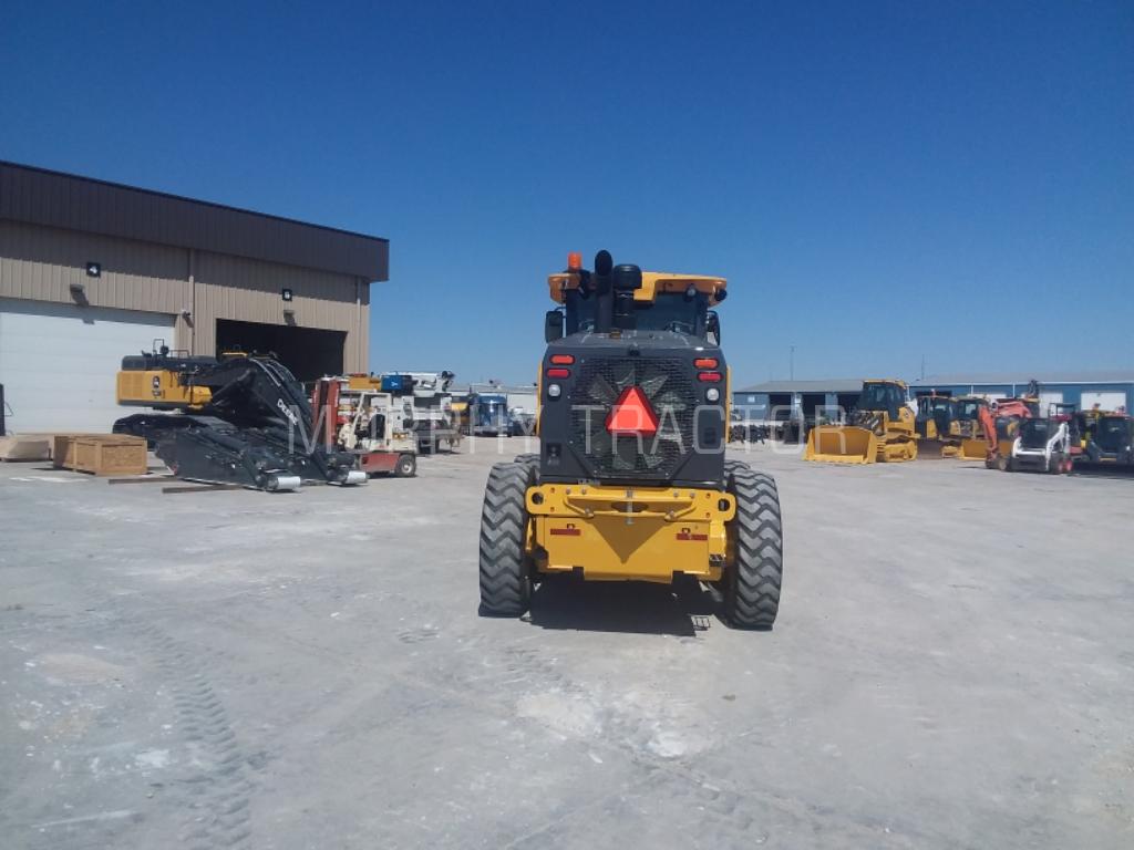 2024 John Deere 672G Image 5