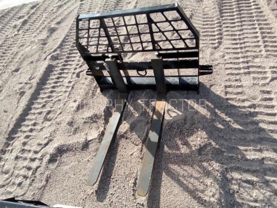 2022 John Deere CWP Pallet Forks photo 3