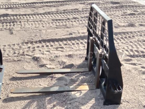 2022 John Deere CWP Pallet Forks photo 1